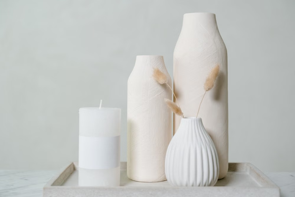 Entenda por que o acabamento fosco melhora o valor percebido em cerâmica, espelhos, pufes, caixas decorativas e linhas B2B de decoração.