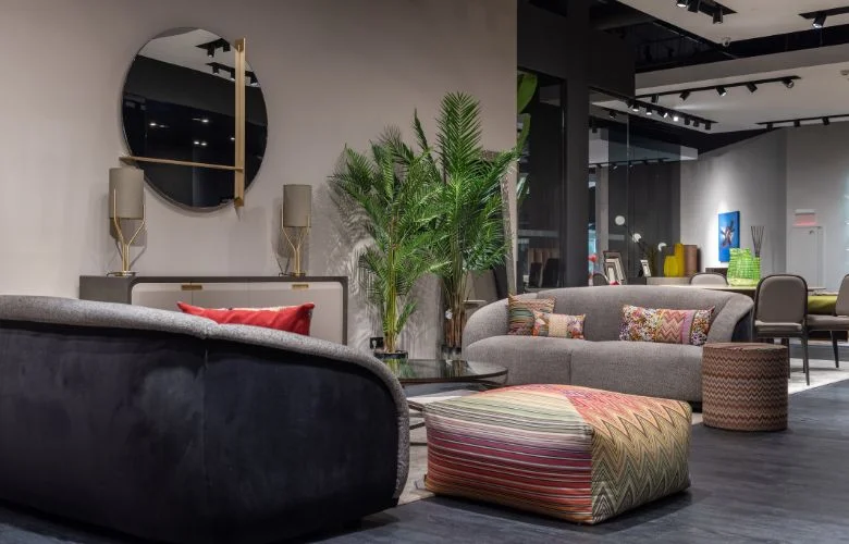 Pufes e bancos decorativos por que pequenos móveis podem gerar grande valor visual no varejo B2B