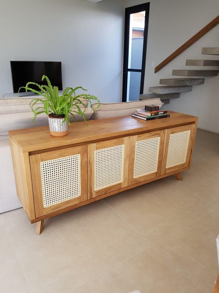 Rack de TV em madeira natural com palhinha em sala brasileira