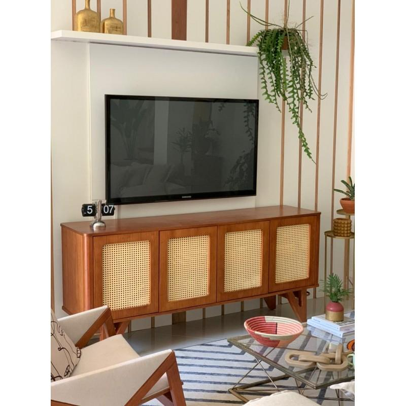 Rack de TV em madeira natural com portas de palhinha
