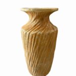 Conjunto de vasos em terracota amarela com textura artesanal