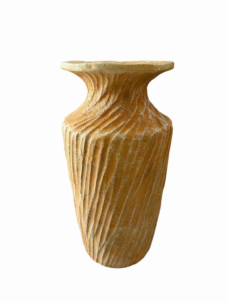 Conjunto de vasos em terracota amarela com textura artesanal