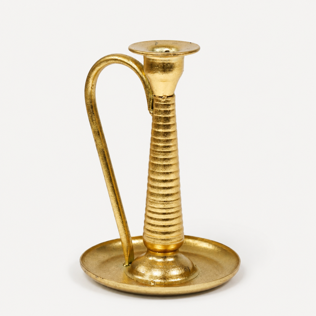 Castiçal Dourado com Alça Decorativa e Base Redonda
