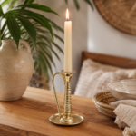 Castiçal Dourado com Alça Decorativa e Base Redonda
