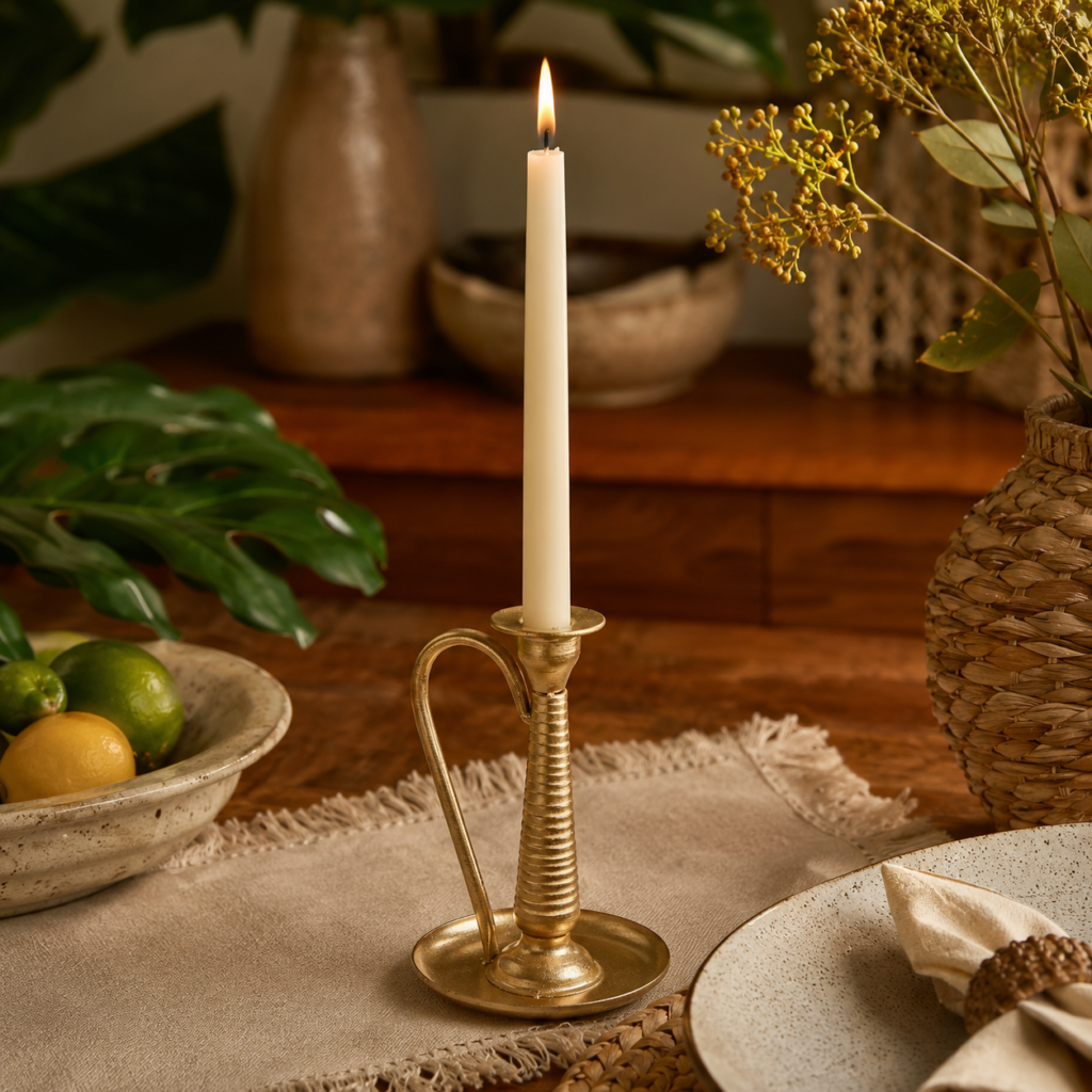 Castiçal Dourado com Alça Decorativa e Base Redonda