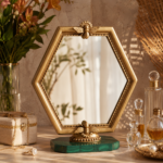 Espelho de Mesa Hexagonal Dourado com Detalhes de Abelha