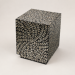 Mesa Lateral Cubo em Mosaico Preto Natural