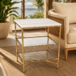 Mesa Lateral Dourada com Tampo Marmorizado e Prateleiras de Vidro