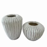 Conjunto de vasos brancos com textura vertical artesanal