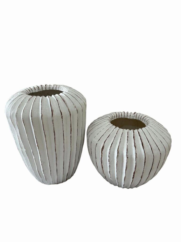 Conjunto de vasos brancos com textura vertical artesanal